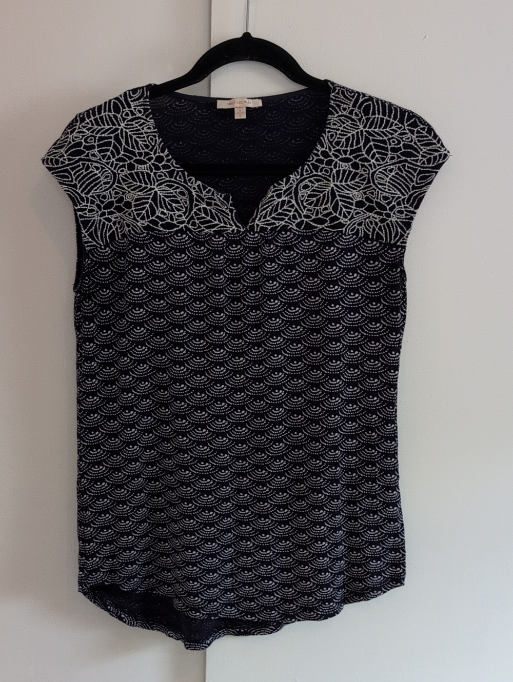 Skies Are Blue Navy and White Patterned Tank Top With Embroidery Leaves Sz Small